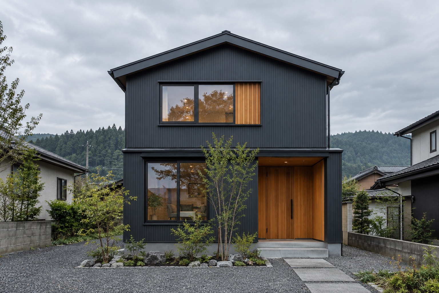 木の玄関を備えたチャコール色の住宅の参考イメージ